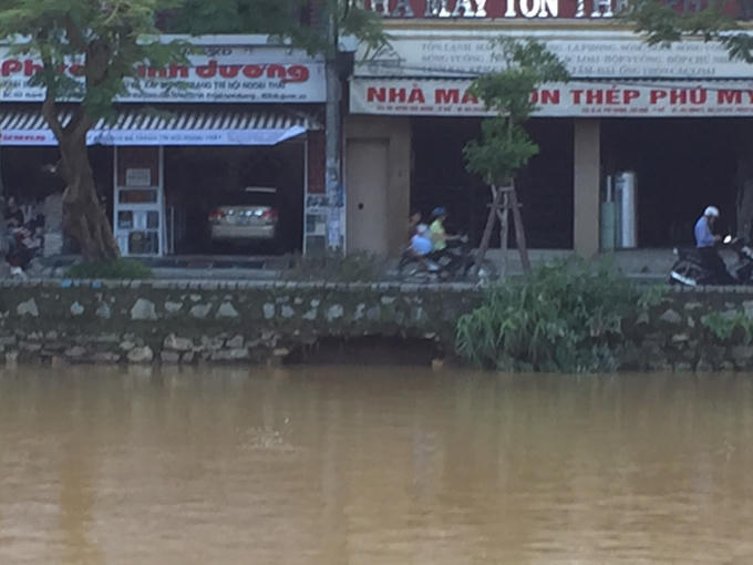 Một điểm hư hỏng khác ở bờ kè sông Đông Ba.