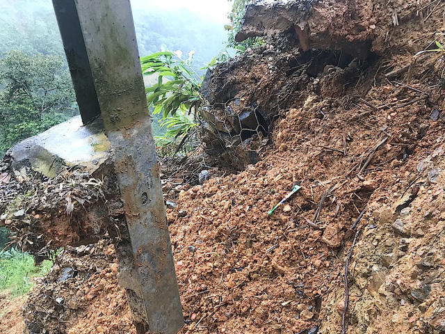 Cả rọ đá cũng bị trôi theo.