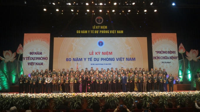 Trao tặng giải thưởng Đặng Văn Ngữ cho các tổ chức và cá nhân xuất sắc.