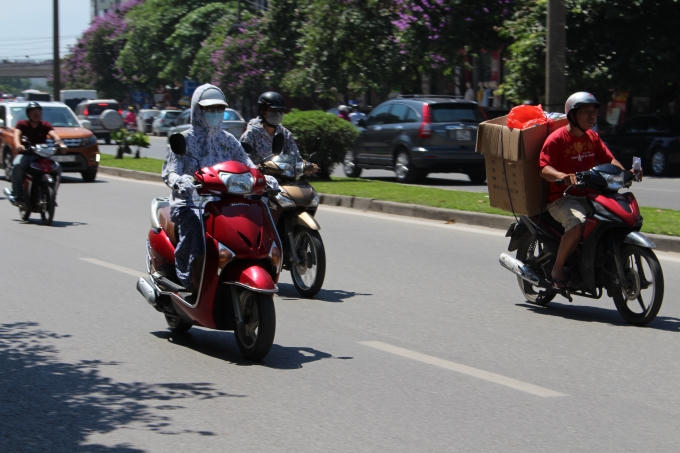 ... Người dân bịt kín mỗi khi ra đường.