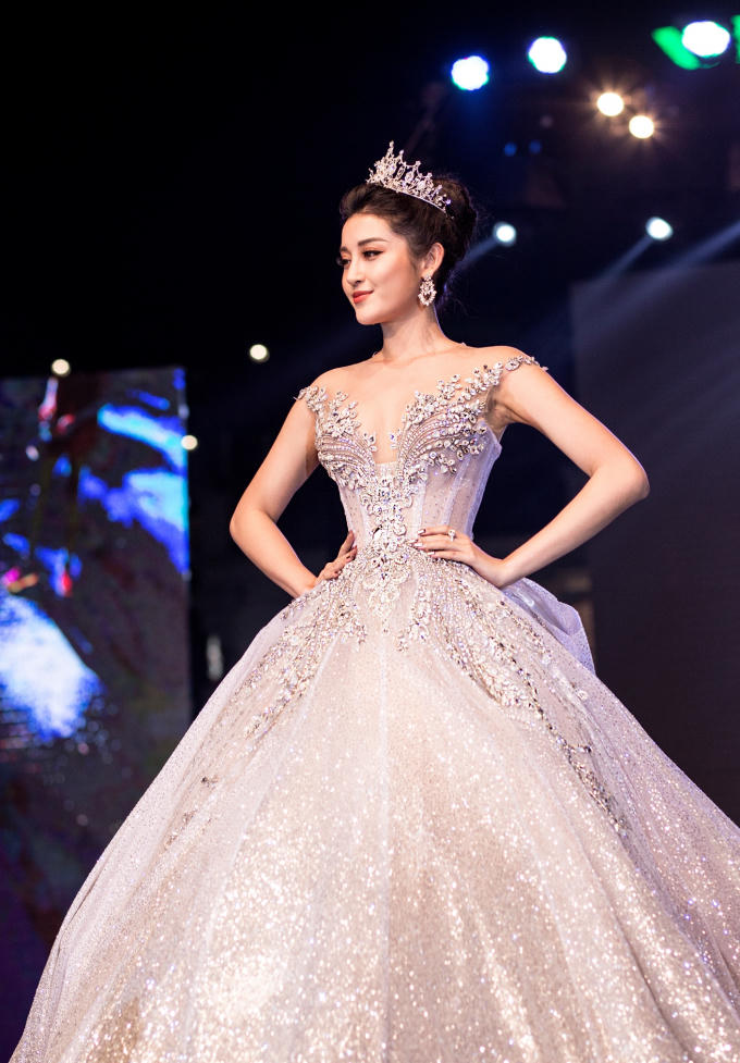 Đây là thiết kế mang tên dãy ngân hà với đính kết công phu hoành tráng, bắt sáng là điểm nhấn khép lại BST " Tinh tú " - như một lời chào và món quà thật ý nghĩa đến những khách hàng luôn yêu mến và dõi theo JoliPoli.