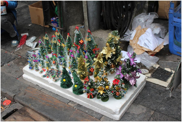 Ngoài những cây thông Noel lớn, năm nay có rất nhiều người chọn cây thông nhỏ trông rất đẹp để tặng người thân hoặc trang trí ở bàn làm việc, bàn học.....