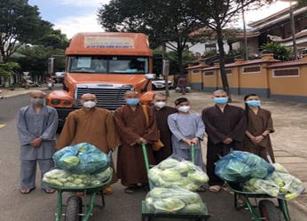 “Chuyến xe nghĩa tình” tiếp sức lương thực cho người dân “vùng đỏ”.