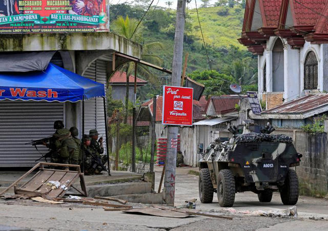 Các phương tiện bọc thép được huy động tới Marawi trong các chiến dịch quân sự.