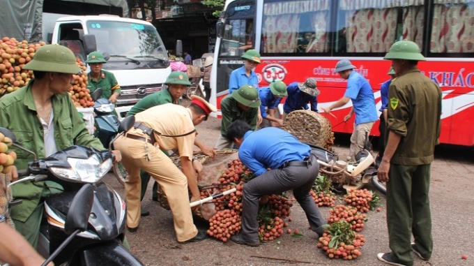 Ch&ugrave;m ảnh CSGT gi&uacute;p d&acirc;n m&ugrave;a vải thiều ở Bắc Giang g&acirc;y