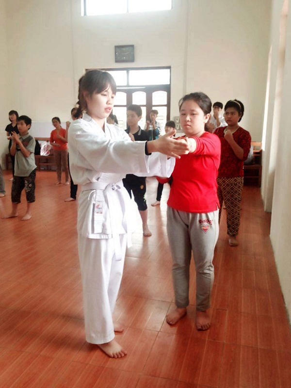 Các em nhỏ tự giúp nhau tập luyện.