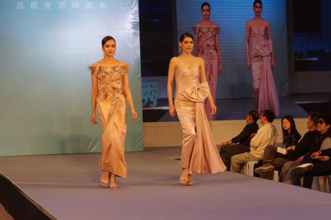 Hoa hậu Tr&aacute;i đất Th&aacute;i Lan th&acirc;n thiết với Kiều Ng&acirc;n &ndash; Kh&aacute;nh Ngọc