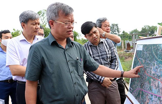 Hinh 1 Chu tich UBND xem xet