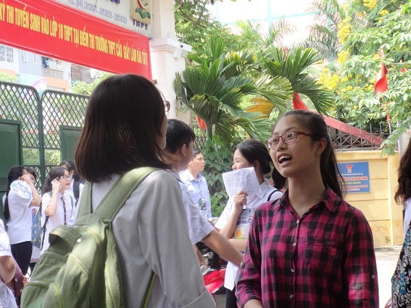 Các em vui vẻ chia sẻ sau khi kết thúc môn thi đầu tiên.