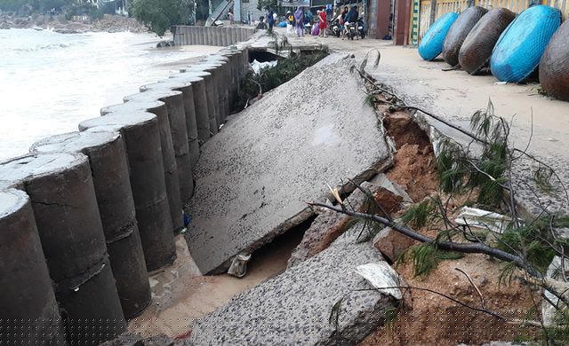Sóng lớn gây hư hỏng kè biển chắn sóng cho người dân.