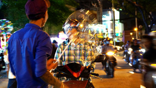 Vị khách hiếm hoi dừng lại mua bong bóng đèn