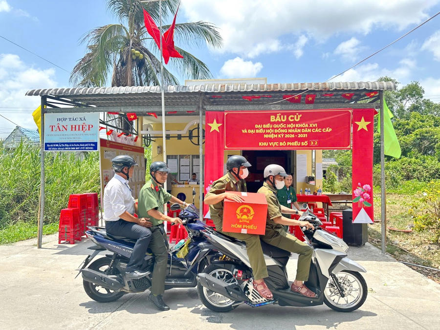 Công an phường An Xuyên triển khai hòm phiếu lưu động đến nhà các cử tri đi lại khó khăn để hỗ trợ thực hiện quyền bầu cử.