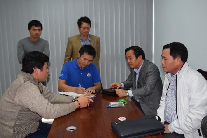 Đại tá Lê Quốc Hùng - Giám đốc Công an tỉnh TT Huế (áo trắng)đang trực tiếp đấu tranh đối tượng gây án.