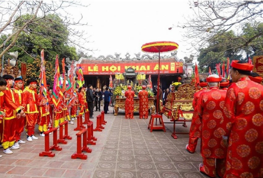 Lễ hội Khai Ấn đền Trần tại Nam Định hàng năm thu hút đông đảo du khách trong những ngày đầu năm mới.