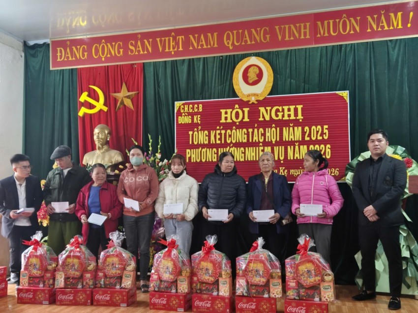 Ông Phạm Thế Anh, Giám đốc Công ty Cổ phần Công nghệ HeyU Việt Nam trao quà cho các cá nhân hộ gia đình nghèo tại nhà văn hoá thôn Đồng Kẹ.