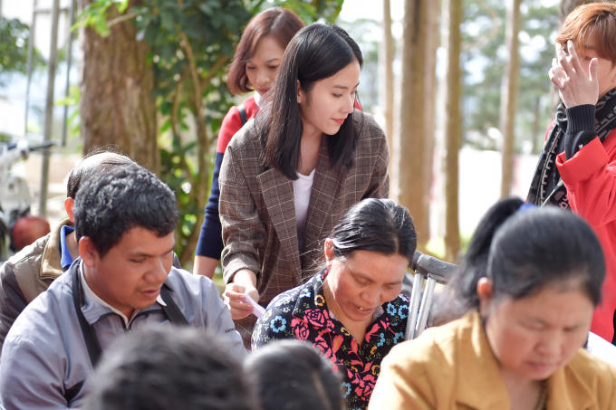 Đoàn đã trao lần lượt 200 phần quà gồm gạo và các loại nhu yếu phẩm cần thiết như dầu ăn, muối tiêu đường, sữa, mì gói. Số tiền quyên góp từ các mạnh thường quân và nhà hảo tâm, với mục tiêu chia sẻ khó khăn và giúp mọi người đón năm mới no ấm hơn.