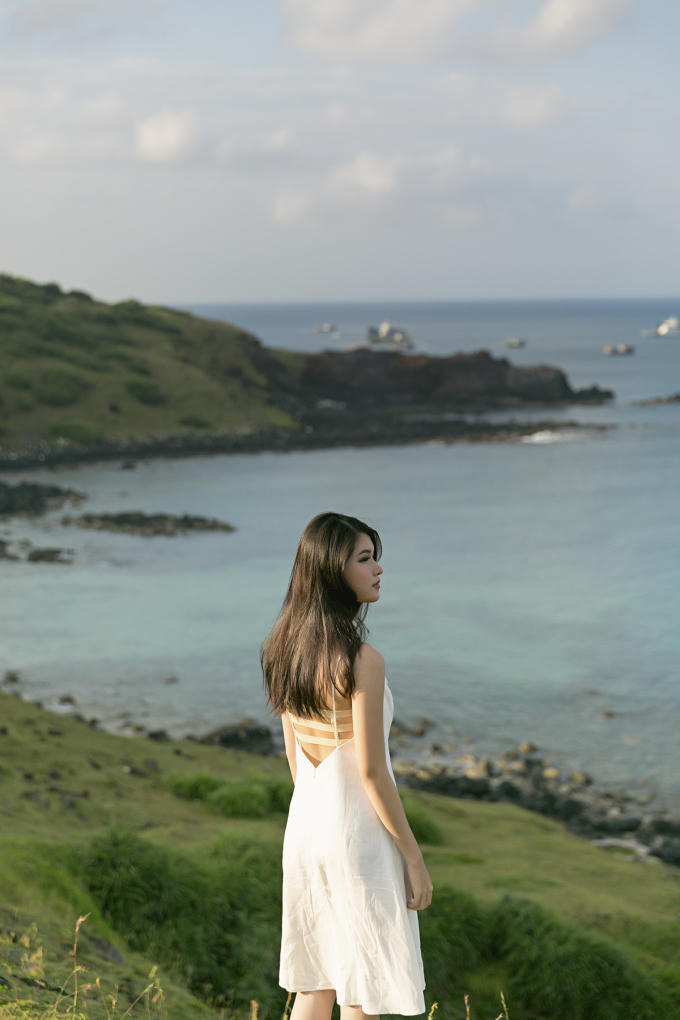 Á hậu Thuỳ Dung khoe vẻ đẹp mong manh ở đảo Phú Quý