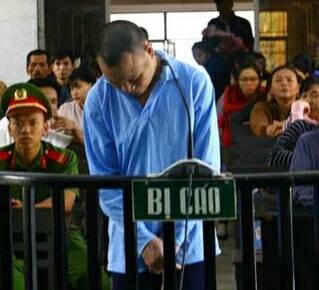 Kẻ bệnh hoạn Lê Viết Báo trước Vành móng ngựa