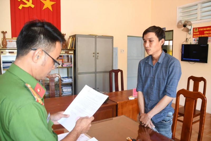 Công an tỉnh Trà Vinh tống đạt các quyết định đối với Dương Hồng Lộc.