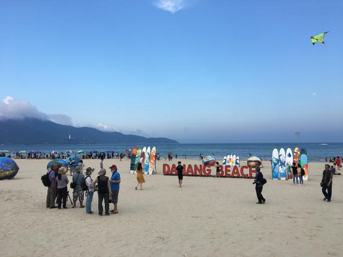 Bãi biển Đà Nẵng rộn ràng trong mùa lễ hội thường niên khi mùa hè cận kề.