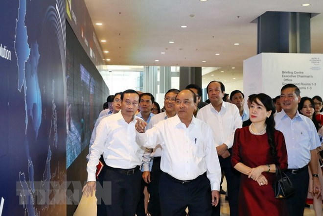 Thủ tướng Nguyễn Xuân Phúc đi thị sát và cho ý kiến chỉ đạo về công tác chuẩn bị hội nghị WEF ASEAN. (Ảnh: Thống Nhất/TTXVN)