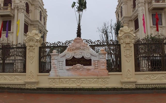 Tên của lâu đài song sinh được đặt theo tên 2 con trai của vị này, với ý nghĩa hai con sẽ tựa vào nhau và cùng nhau xây dựng sự nghiệp gia đình.