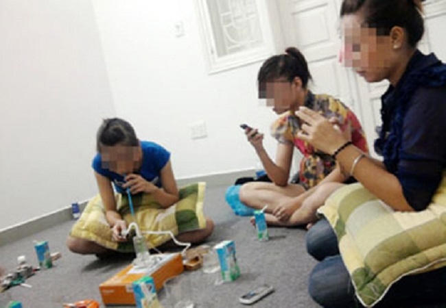 Một nhóm nữ sinh đang "đập đá".