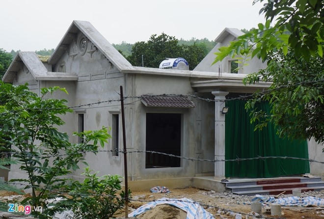 Trao đổi với pv, ông Nguyễn Thành Chung, Chủ tịch UBND xã Hà Tân cho hay khu vực đất lâm nghiệp trên là thuộc quản lý của Trung tâm nghiên cứu ứng dụng khoa học công nghệ Lâm nghiệp Thanh Hóa. Xã chỉ quản lý về địa giới hành chính, con người, cũng như các vấn đề về an ninh trật tự. "Việc xây nhà xây cửa trong hợp đồng giao đất như thế nào, chúng tôi không hề biết. Xã không hề cấp phép xây nhà cho hộ nào cả", ông Chung nhấn mạnh.