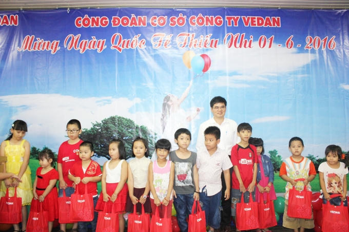 2.100 phần quà đã được trao cho các cháu thiếu nhi.