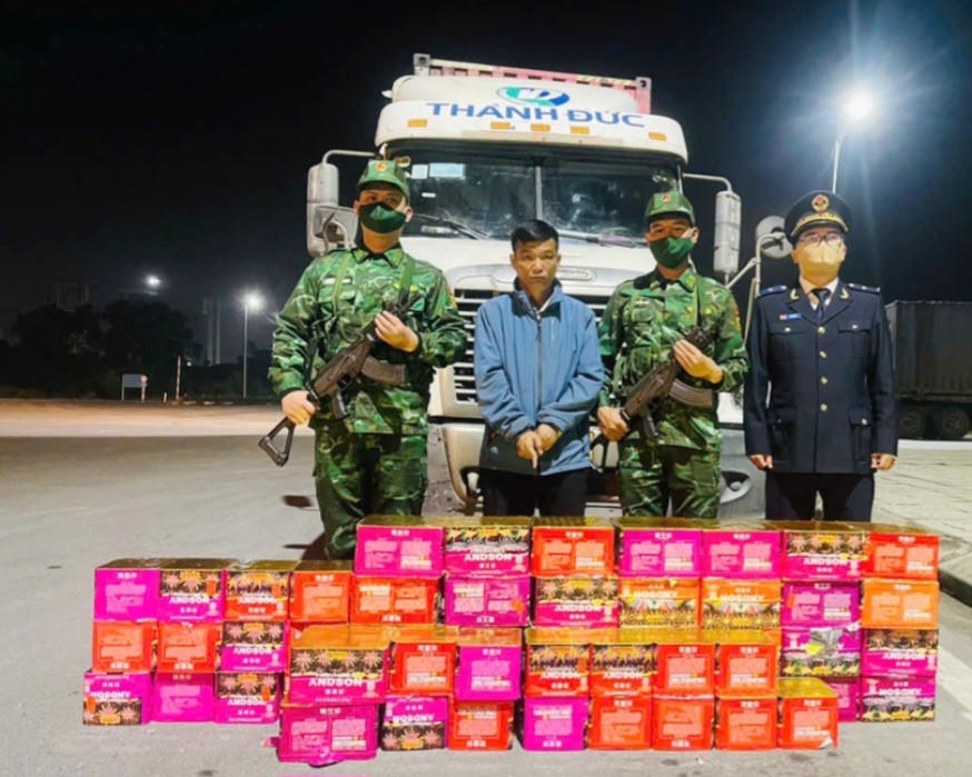 Lực lượng liên ngành cửa khẩu quốc tế Móng Cái bắt giữ đối tượng Nguyễn Văn Dân cùng tang vật gần 165kg pháo hoa vận chuyển trái phép qua biên giới.
