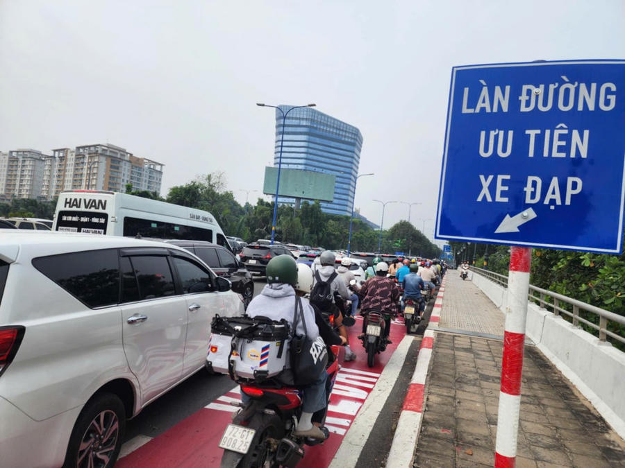 Xe máy lưu thông vào làn đường ưu tiên xe đạp trên Mai Chí Thọ. Ảnh: Diệu Mi