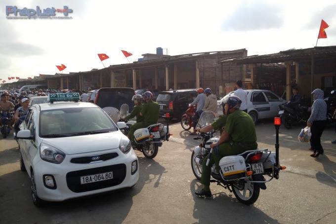 Lực lượng chức năng phải làm việc liên tục để đảm bảo lưu thông và an ninh cho khu vực.