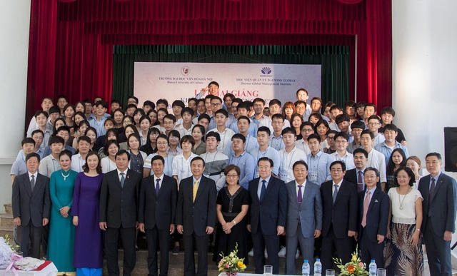 Các học viên chụp ảnh lưu niệm cùng lãnh đạo nhà trường.