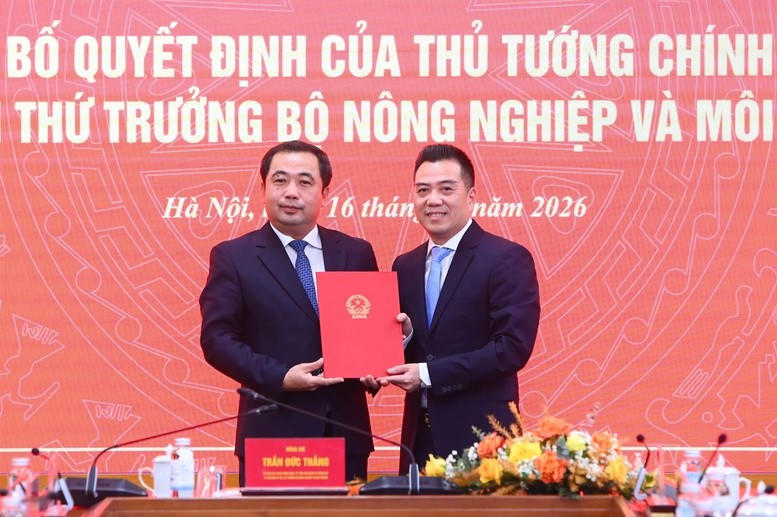 Bộ trưởng Bộ NN&MT Trần Đức Thắng chúc mừng ông Đặng Ngọc Điệp trong vai trò mới - Ảnh: VGP/Đỗ Hương.