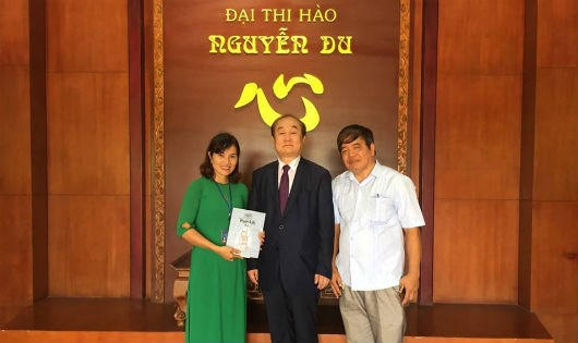 GS.TS Ahn Kyong – Hwan trao tặng cuốn truyện Kiều bằng tiếng Hàn Quốc cho ban Quản lý khu di tích Nguyễn Du.