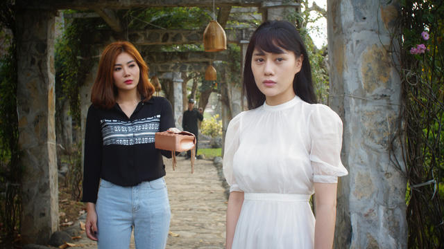 Phương Oanh trong phim mới bị cha dượng cưỡng hiếp, bỏ nhà đi lang thang rồi bị lừa vào động mại dâm.