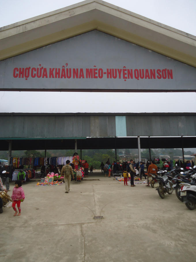 Đây là phiên chợ Na Mèo ở huyện Quan Sơn (Việt Nam) cũng chỉ họp vào sáng thuws7 hàng tuần.