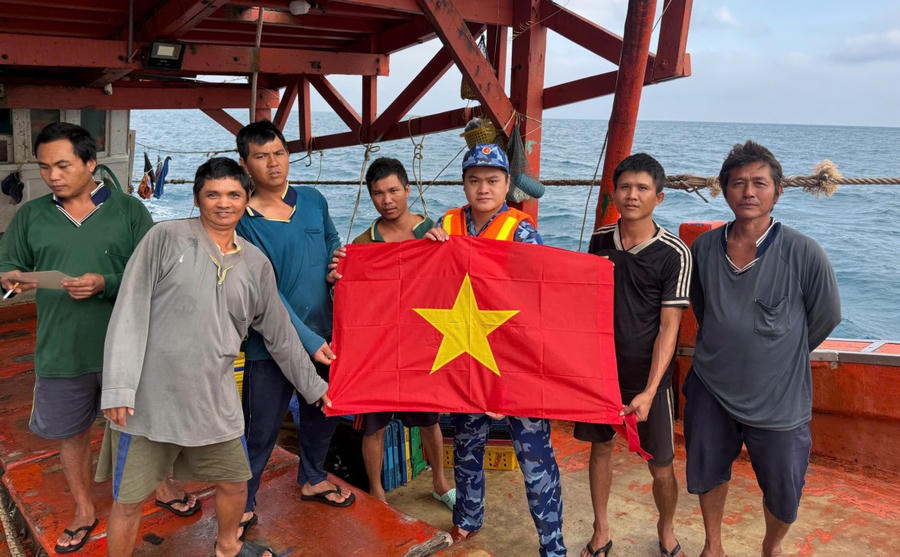 Cán bộ, chiến sĩ Bộ Tư lệnh Vùng Cảnh sát biển 4 tuyên truyền
pháp luật, tặng cờ Tổ quốc cho ngư dân trên biển