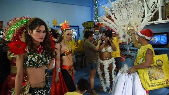 Các tù nhân đang được trang điểm sắc đẹp trước khi trình diễn. (Ảnh: AFP).