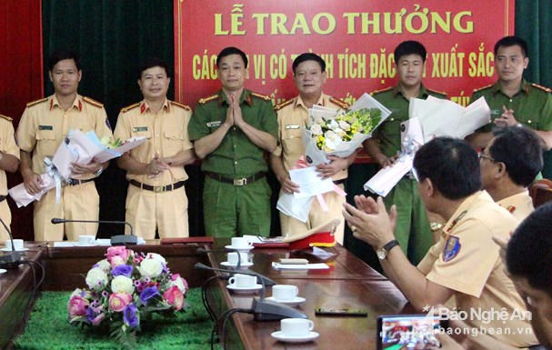 Mỗi đơn vị được thưởng 5 triệu đồng cho chiến công này. Ảnh: Diễn Lộc