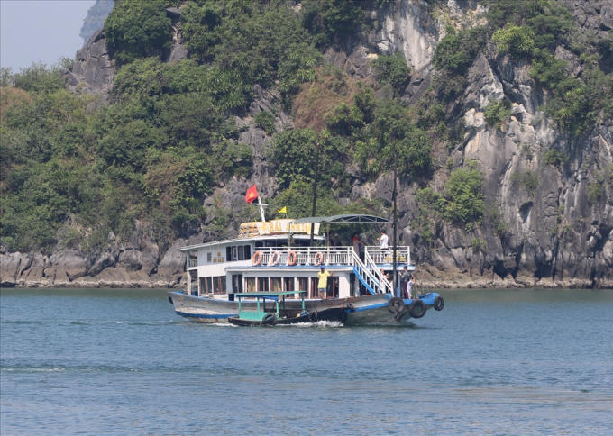 Thuyền bán hàng rong cặp tàu du lịch Hải Anh 16 QN3025 ngày 26.10.2018. Ảnh: CTV.