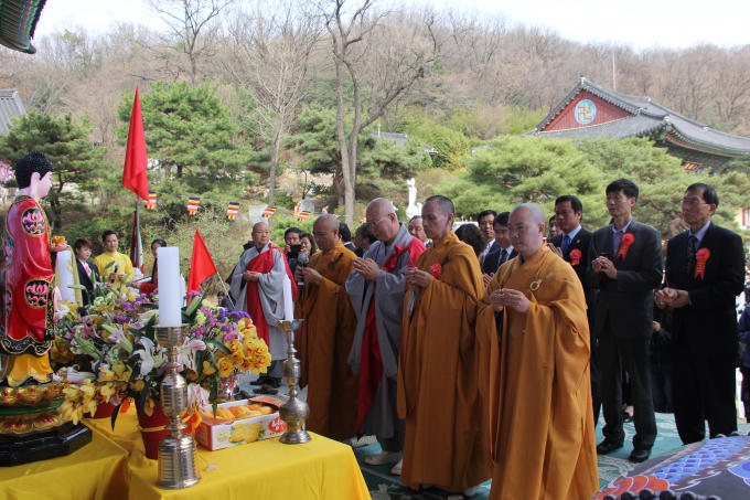 Dâng hương tưởng niệm các anh hùng liệt sĩ.