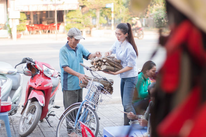 Tường Linh mướt mồ h&ocirc;i, đạp xe đi b&aacute;n củi tại T&acirc;y Ninh
