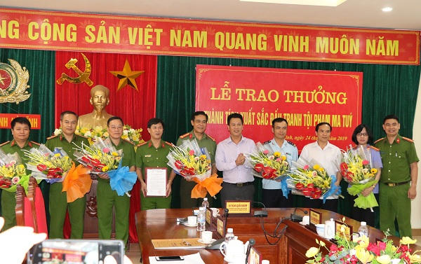 UBND tỉnh Hà Tĩnh đã thưởng nóng cho các lực lượng tham gia đánh án ma túy.