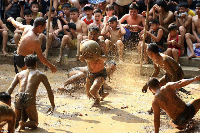 Mỗi đội tham gia đều cố gắng ghi bàn bằng cách mang quả cầu gỗ bỏ vào một hốc đất đào ở cuối sân cầu.