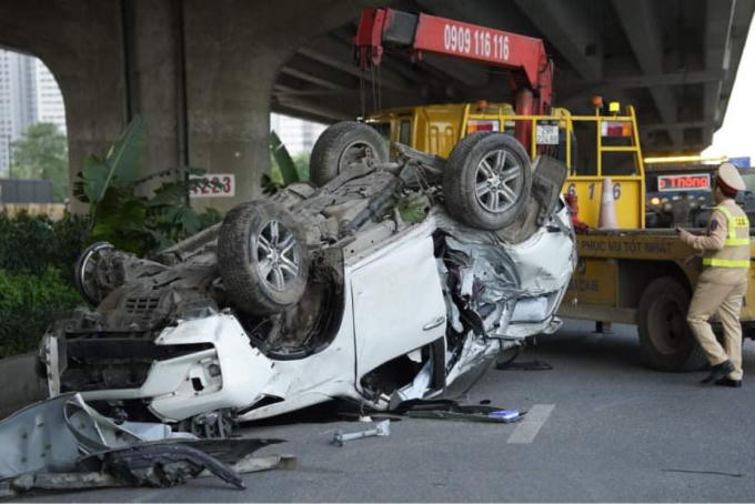 Ha-Noi-o-to-con-bi-vo-nat-roi-lat-ngua-sau-tai-nan-tai-xe-thoat-chet-than-ky-anh-1-1636429167-281-width1242height831.