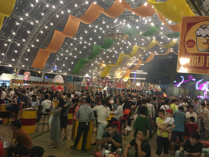 Các gian hàng từ ẩm thực đến đồ uống đều đắt khác trong tối 28/4.