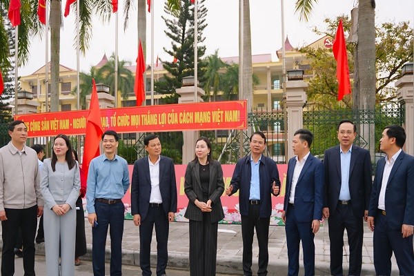 Thường trực Tỉnh ủy kiểm tra công tác trang trí khánh tiết chào mừng Đại hội đại biểu toàn quốc lần thứ XIV của Đảng tại phường Kim Bảng.