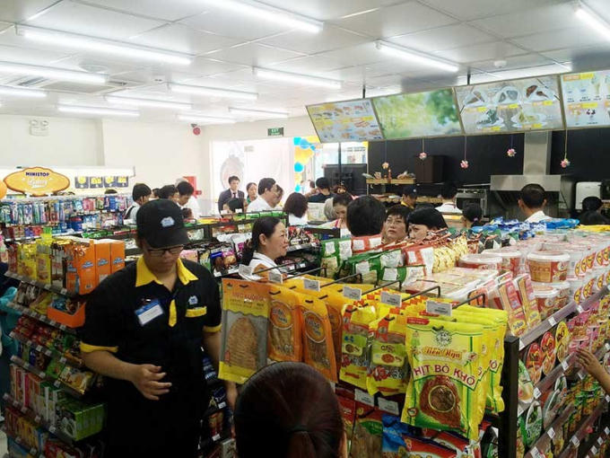 Bệnh nhân mua hàng tại siêu thị mini BV Nhi đồng 1, TP HCM. Ảnh: HA