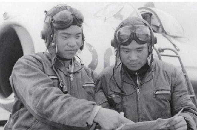 Phi công Ngô Đức Mai và Nguyễn Hiếu trao đổi kinh nghiệm chiến đấu